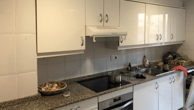 ¿Un apartamento moderno en urbanización o un espacioso piso en el casco urbano? Encuentra tu vivienda ideal en Dénia 9 cocina moderna y funcional en acogedor piso en denia