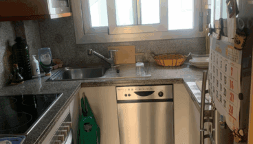 Cocina totalmente equipada en este acogedor apartamento en Dénia