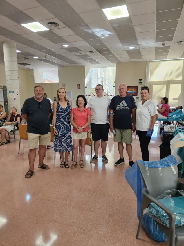 Imagen: Concejales y el alcalde participan en la donación de sangre