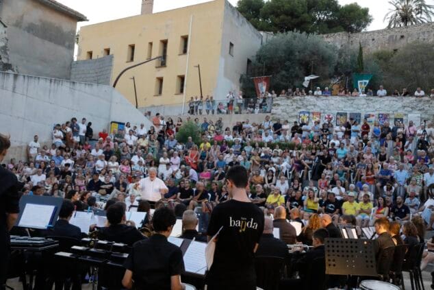 concierto de la agrupacion artistica musical por los moros y cristianos de denia 7