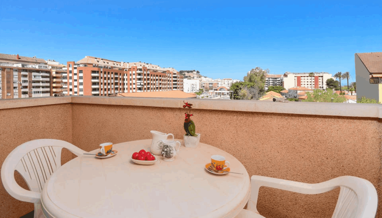 Desayuna con vistas a la ciudad de Dénia