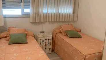 Descansa en esta acogedora habitación con dos camas individuales