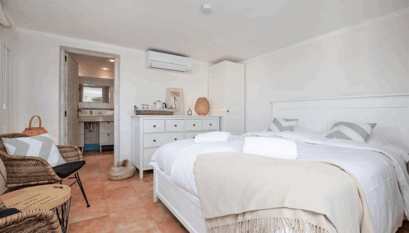 Descansa en esta habitación llena de lujo y confort en la Costa Blanca