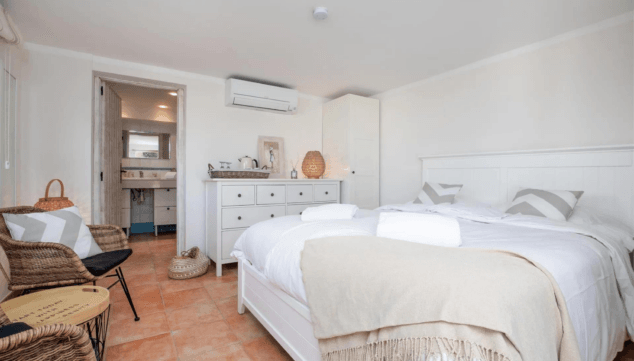 descansa en esta habitacion llena de lujo y confort en la costa blanca