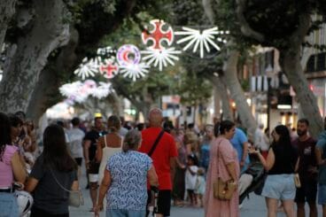 Desfile de Moros y Cristianos previo a la recepción cristiana de Dénia 1