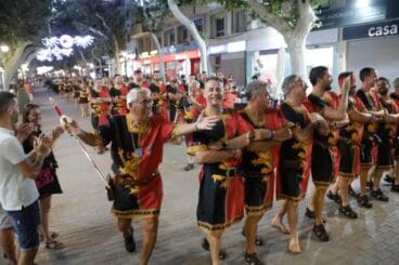 Desfile de Moros y Cristianos previo a la recepción cristiana de Dénia 17