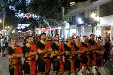 Desfile de Moros y Cristianos previo a la recepción cristiana de Dénia 18