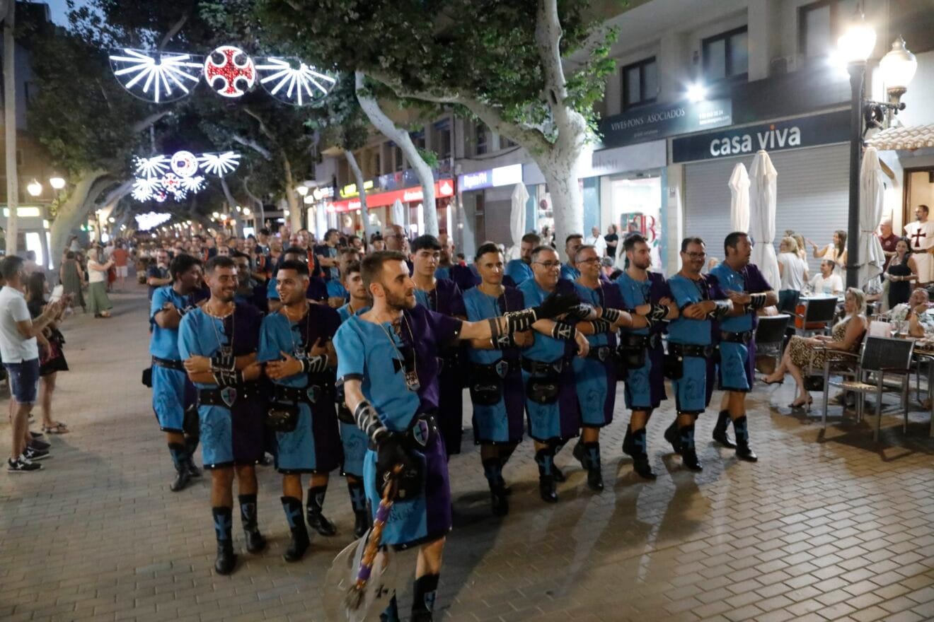Desfile de Moros y Cristianos previo a la recepción cristiana de Dénia 25