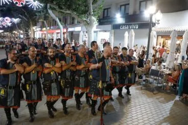 Desfile de Moros y Cristianos previo a la recepción cristiana de Dénia 26