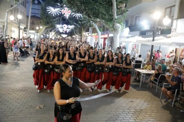 Moros y Cristianos vuelven a las calles de Dénia en el desfile previo a la recepción mora 10 desfile de moros y cristianos previo a la recepcion mora de denia 10