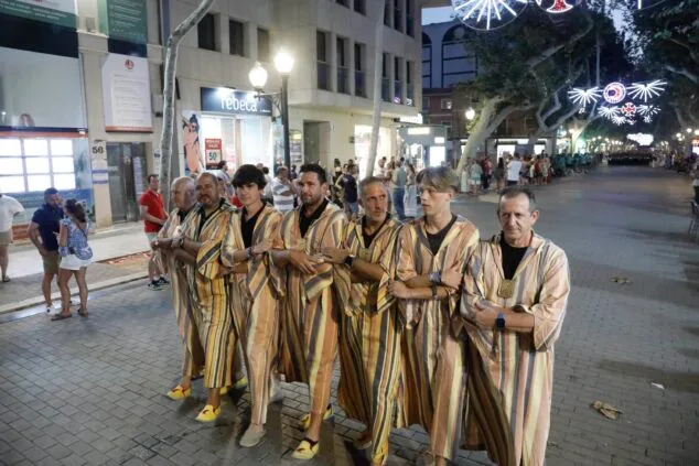 Moros y Cristianos vuelven a las calles de Dénia en el desfile previo a la recepción mora 17 desfile de moros y cristianos previo a la recepcion mora de denia 17