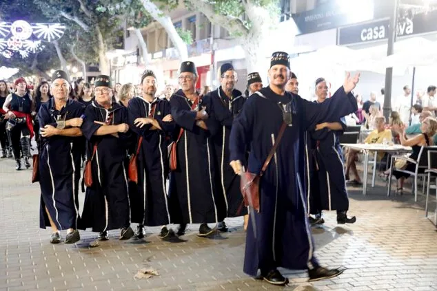 Moros y Cristianos vuelven a las calles de Dénia en el desfile previo a la recepción mora 22 desfile de moros y cristianos previo a la recepcion mora de denia 22