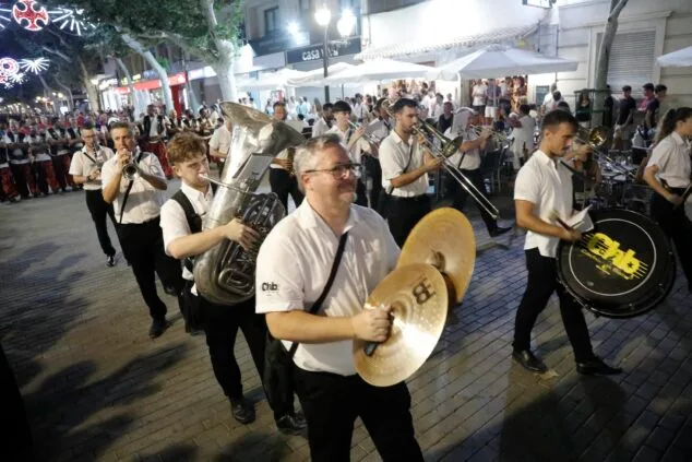 Moros y Cristianos vuelven a las calles de Dénia en el desfile previo a la recepción mora 24 desfile de moros y cristianos previo a la recepcion mora de denia 24
