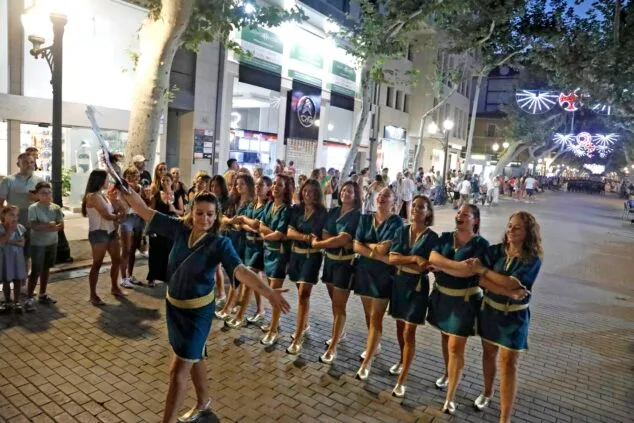 Moros y Cristianos vuelven a las calles de Dénia en el desfile previo a la recepción mora 27 desfile de moros y cristianos previo a la recepcion mora de denia 27