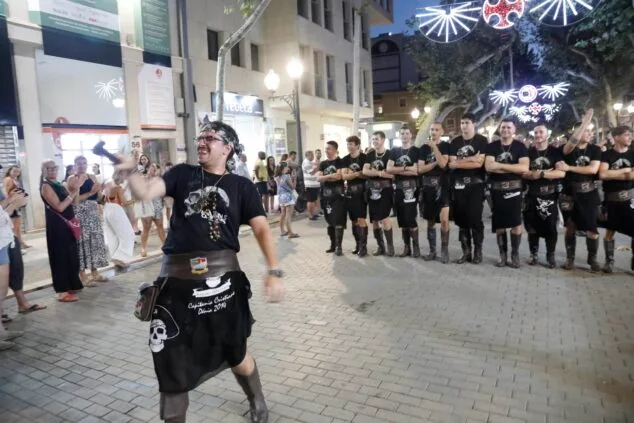 Moros y Cristianos vuelven a las calles de Dénia en el desfile previo a la recepción mora 29 desfile de moros y cristianos previo a la recepcion mora de denia 29