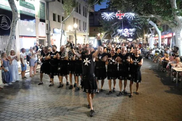 Moros y Cristianos vuelven a las calles de Dénia en el desfile previo a la recepción mora 32 desfile de moros y cristianos previo a la recepcion mora de denia 32