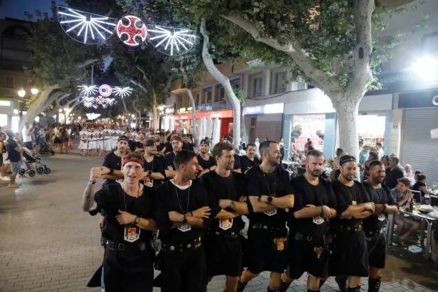 Moros y Cristianos vuelven a las calles de Dénia en el desfile previo a la recepción mora 34 desfile de moros y cristianos previo a la recepcion mora de denia 34