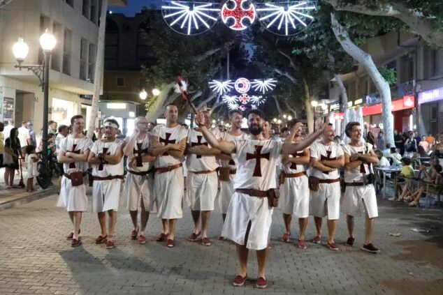 Moros y Cristianos vuelven a las calles de Dénia en el desfile previo a la recepción mora 37 desfile de moros y cristianos previo a la recepcion mora de denia 37