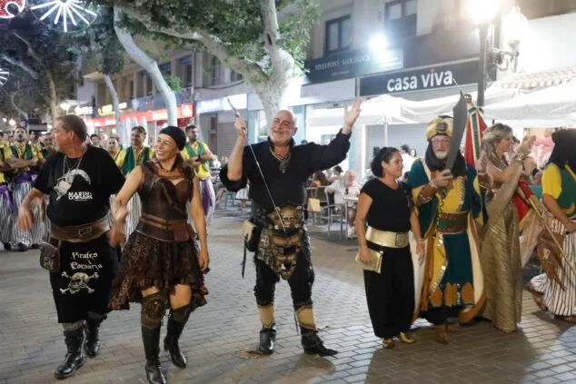 Moros y Cristianos vuelven a las calles de Dénia en el desfile previo a la recepción mora 4 desfile de moros y cristianos previo a la recepcion mora de denia 4