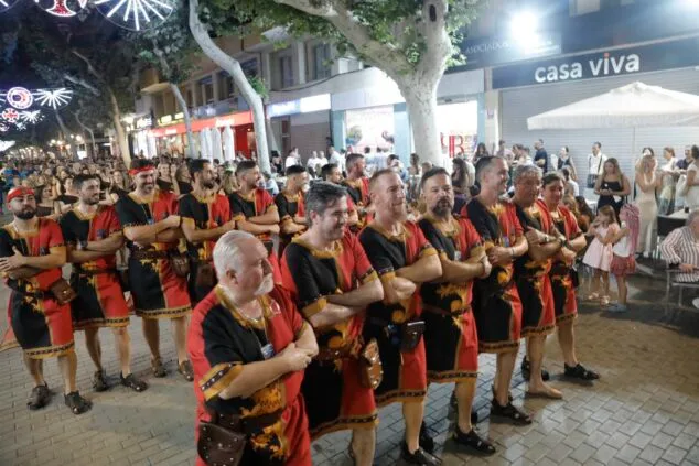 Moros y Cristianos vuelven a las calles de Dénia en el desfile previo a la recepción mora 40 desfile de moros y cristianos previo a la recepcion mora de denia 40