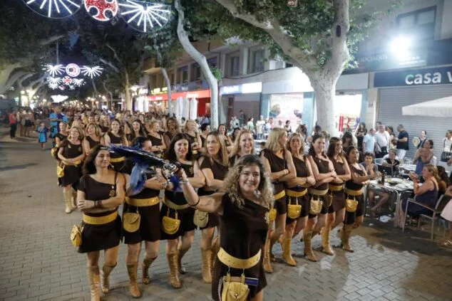 Moros y Cristianos vuelven a las calles de Dénia en el desfile previo a la recepción mora 41 desfile de moros y cristianos previo a la recepcion mora de denia 41