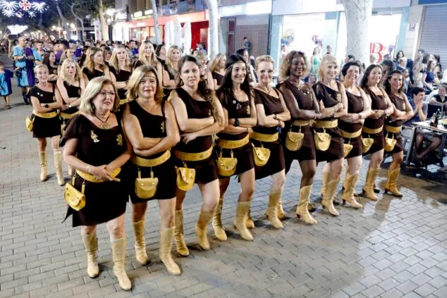 Moros y Cristianos vuelven a las calles de Dénia en el desfile previo a la recepción mora 42 desfile de moros y cristianos previo a la recepcion mora de denia 42