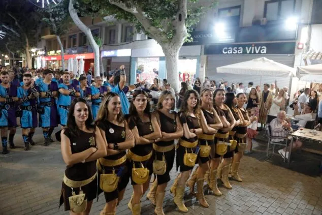 Moros y Cristianos vuelven a las calles de Dénia en el desfile previo a la recepción mora 44 desfile de moros y cristianos previo a la recepcion mora de denia 44