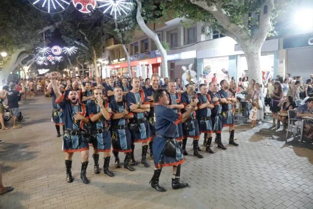 Moros y Cristianos vuelven a las calles de Dénia en el desfile previo a la recepción mora 47 desfile de moros y cristianos previo a la recepcion mora de denia 47
