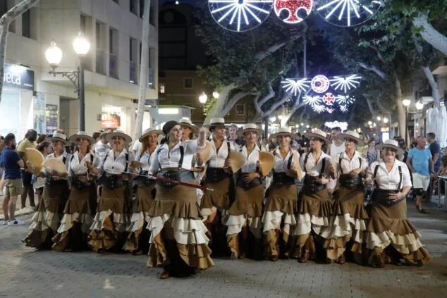 Moros y Cristianos vuelven a las calles de Dénia en el desfile previo a la recepción mora 50 desfile de moros y cristianos previo a la recepcion mora de denia 50