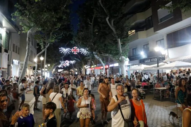 Moros y Cristianos vuelven a las calles de Dénia en el desfile previo a la recepción mora 51 desfile de moros y cristianos previo a la recepcion mora de denia 51