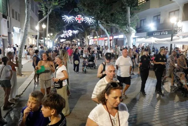 Moros y Cristianos vuelven a las calles de Dénia en el desfile previo a la recepción mora 52 desfile de moros y cristianos previo a la recepcion mora de denia 52