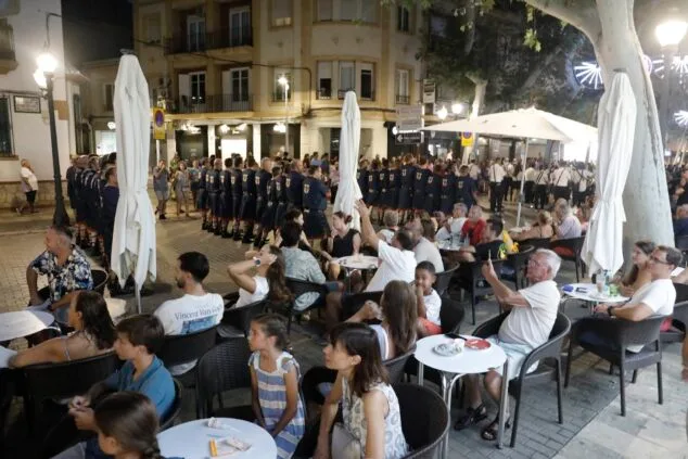 Moros y Cristianos vuelven a las calles de Dénia en el desfile previo a la recepción mora 53 desfile de moros y cristianos previo a la recepcion mora de denia 53