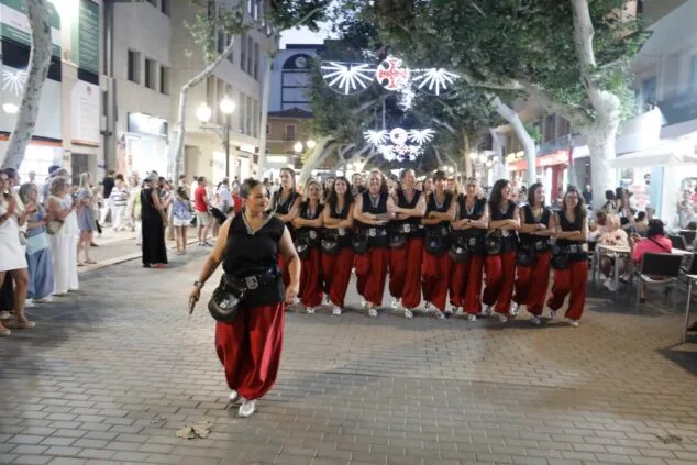 Moros y Cristianos vuelven a las calles de Dénia en el desfile previo a la recepción mora 9 desfile de moros y cristianos previo a la recepcion mora de denia 9