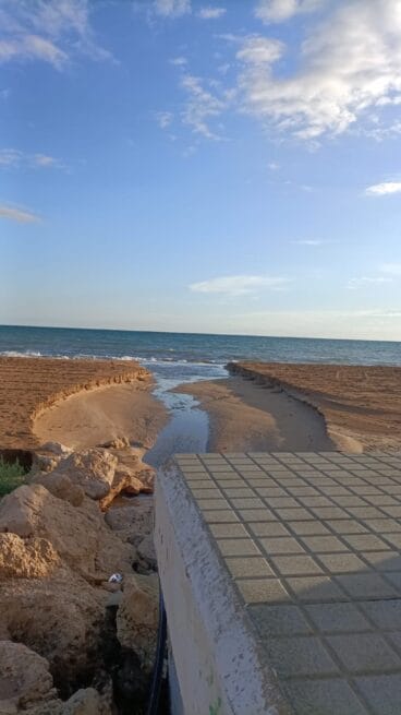 Las lluvias se comen parte de la playa de Dénia
