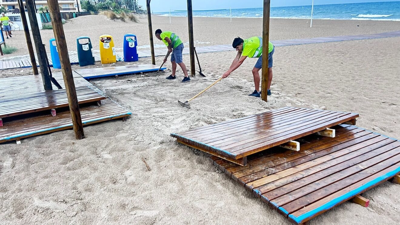 Destrozos y mantenimiento de las playas de Dénia tras el temporal 7