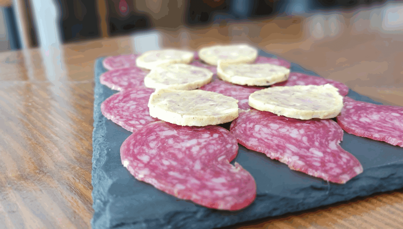 Disfruta de una tapa con ibéricos de calidad