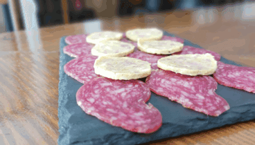 Disfruta de una tapa con ibéricos de calidad