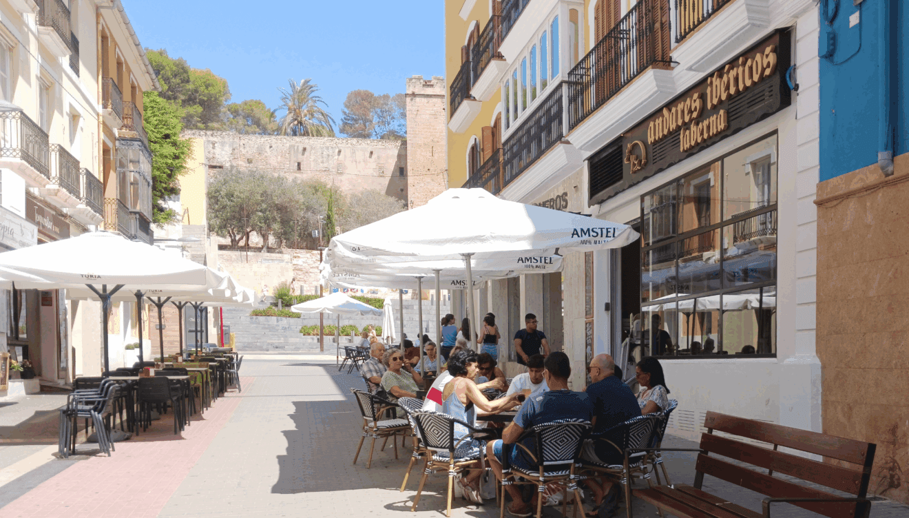 Disfruta de una tapa y una bebida con vistas al castillo de Dénia