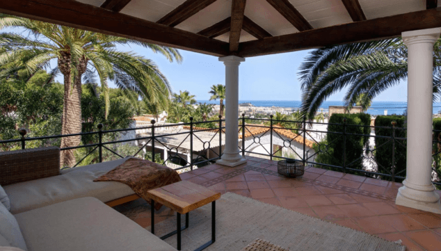 disfruta de unas vistas impresionantes a denia en esta espaciosa terraza