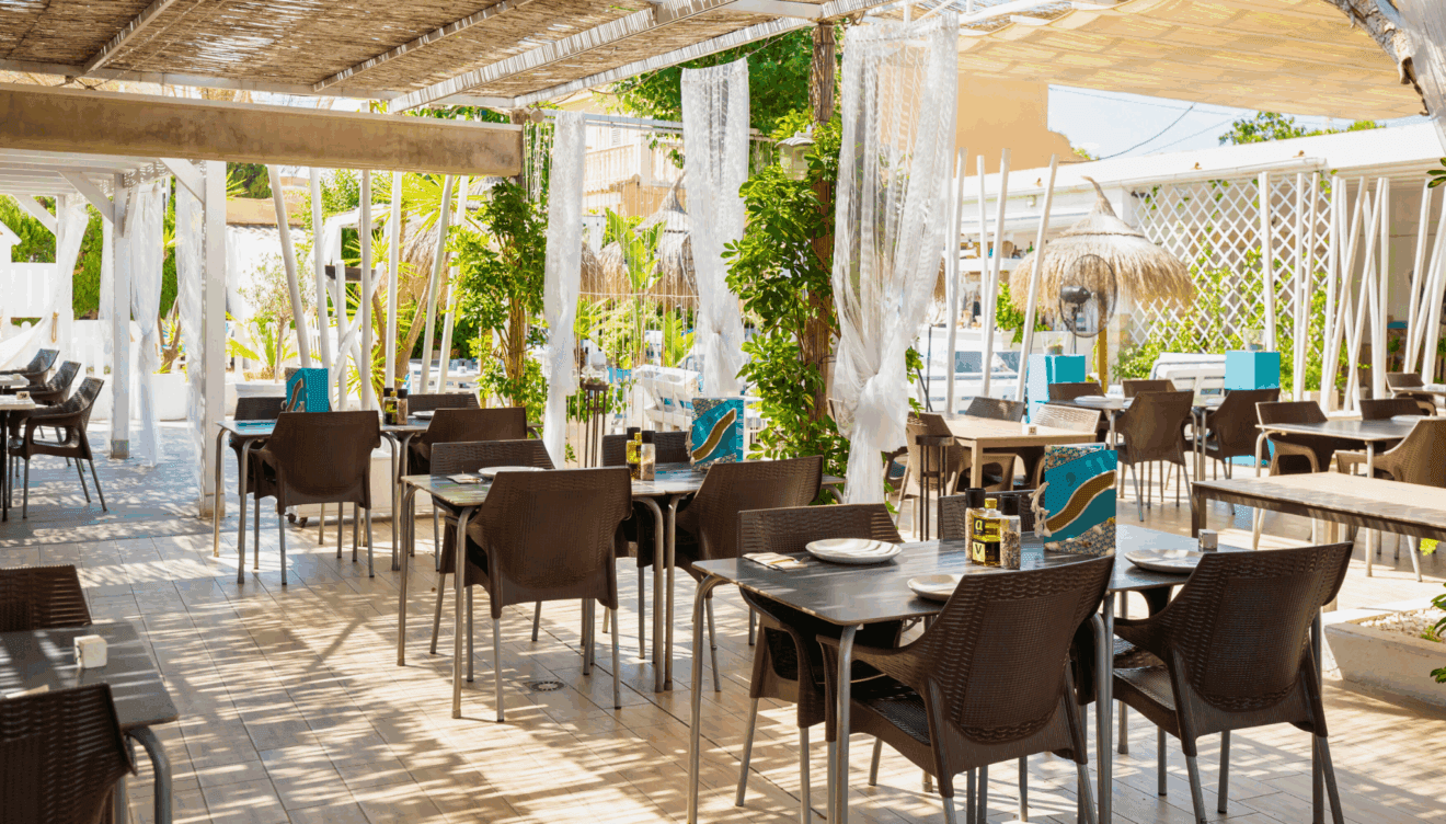 El Racó del Mar te ofrece auténticos platos mediterráneos en una acogedora terraza