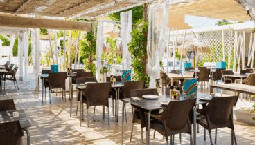 El Racó del Mar te ofrece auténticos platos mediterráneos en una acogedora terraza