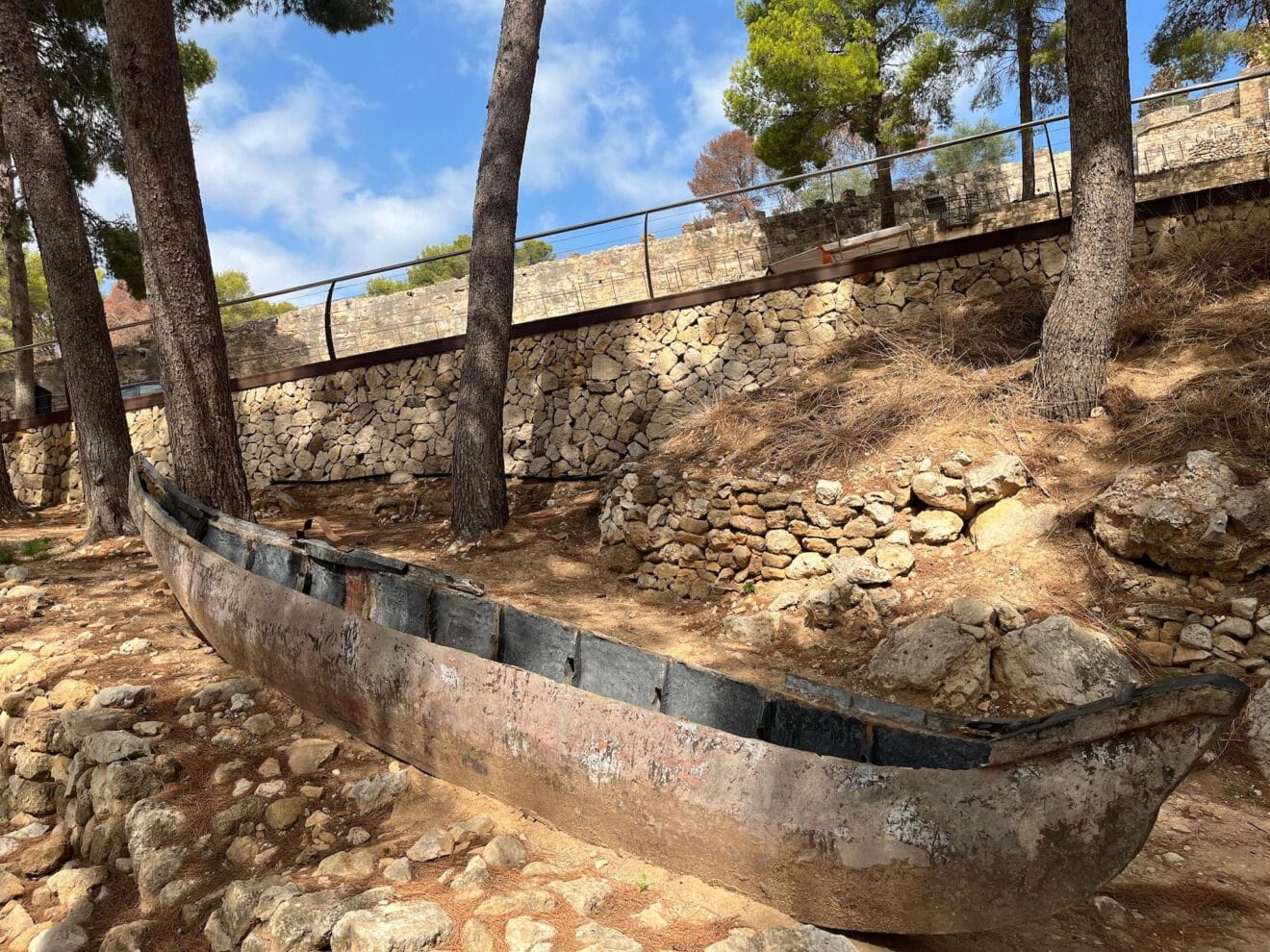 Embarcación expuesta en la entrada del Castillo