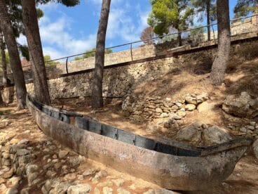 Embarcación expuesta en la entrada del Castillo