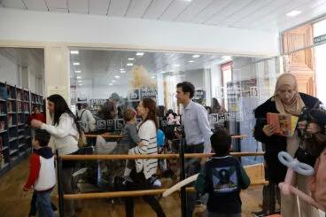 entrada de la biblioteca de denia abarrotada durante la celebracion de su quinto aniversario
