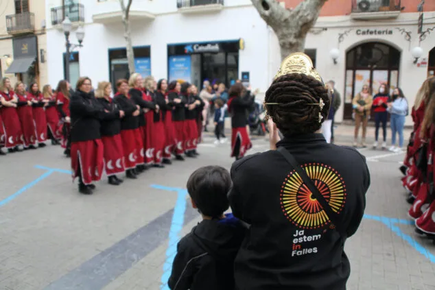 Dénia incrementa las subvenciones para actividades festivas hasta los 35.000 euros 1 Imagen: Fallera presenciando un desfile de Moros y Cristianos en Dénia
