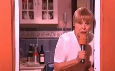 fragmento de la escena de aqui no hay quien viva en la que hacen un guino a denia