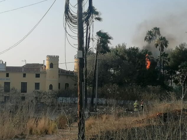 Imagen: Fuego en la vegetación de la entrada de Dénia