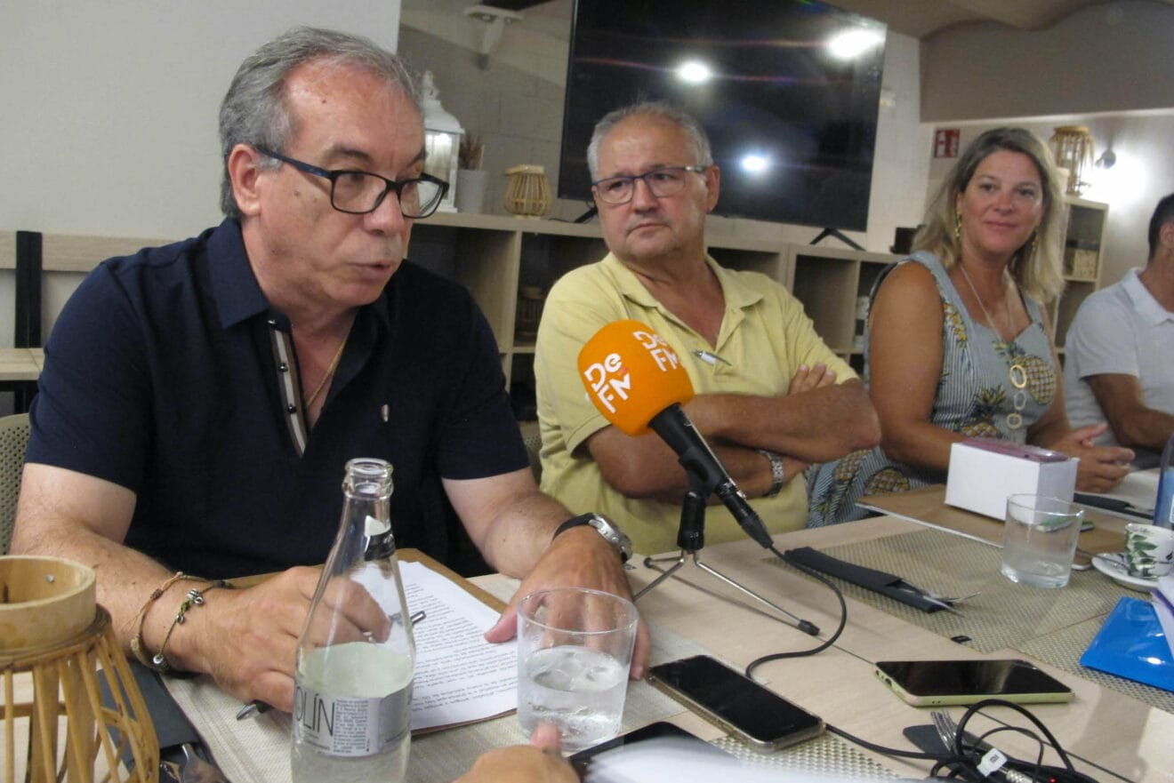 Miguel Llobell presentando a su nueva directiva