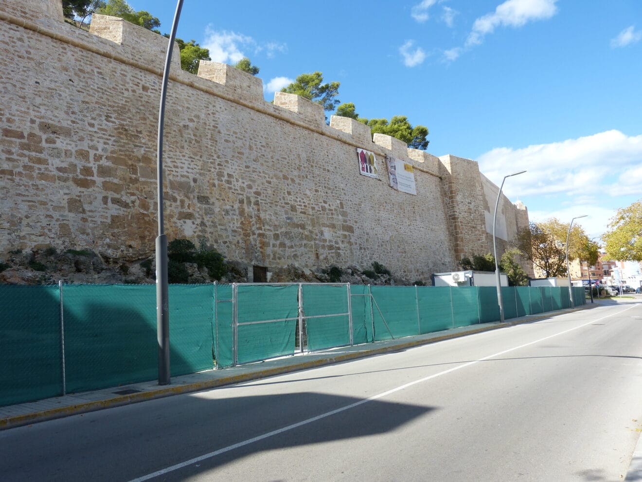 Muralla vallada a la espera de finalizar las obras del Castillo de Dénia