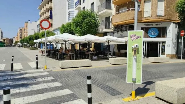 Dénia intensifica su lucha contra la contaminación con la colocación de numerosos ceniceros en sus calles 1 Imagen: Nuevo cenicero instalado en una calle de Dénia